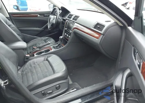 2013 Volkswagen Passat 2.5L Sel Premium z USA, uszkodzony, nr VIN 1VWCP7A36DC078035